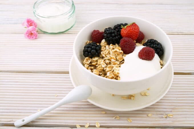 Joghurtbowl mit Müsli und Früchten gesund / snackconnection