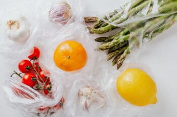 Obst und Gemüse in Plastiktüten verpackt / snackconnection