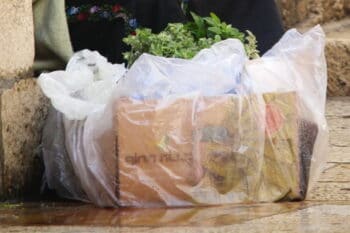 gefüllte Plastiktüten vom Einkaufen / snackconnection