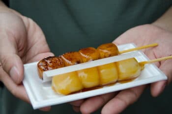 Japanischer Snack Dango auf einem Papierteller / snackconnection