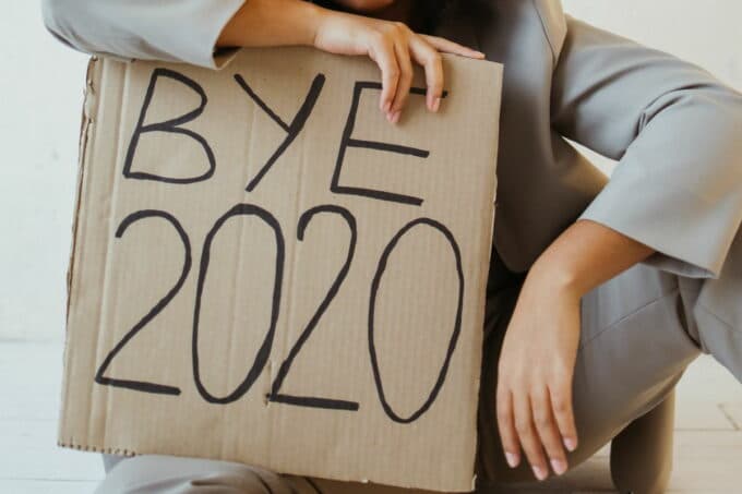 Schild auf dem steht: Bye 2020 / snackconnection