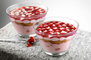 Dessert Coppa Cheesecake mit Erdbeeren im Glas von Bindi / snackconnection