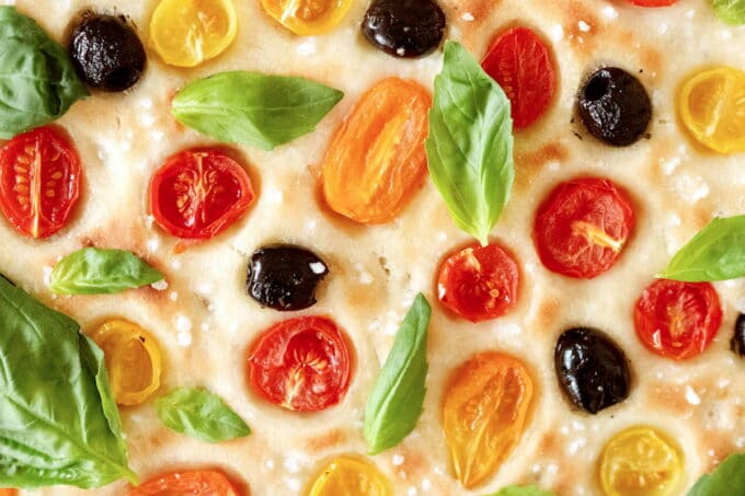 Veganes Focaccia mit Tomaten, Oliven und Basilikum / snackconnection