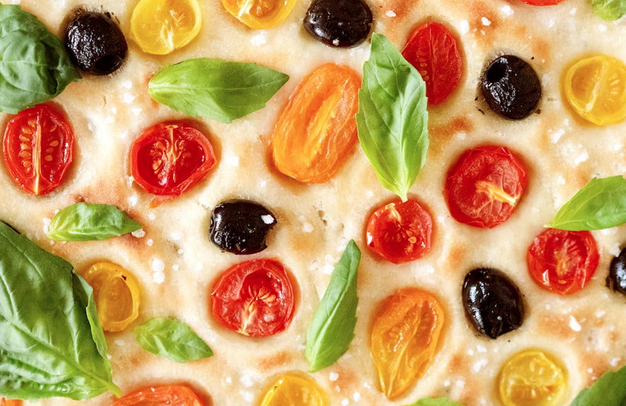 Focaccia mit Tomaten, Oliven und Basilikum - snackconnection