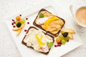 Brot mit veganem Aufstrich / snackconnection