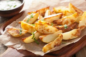 baked potato wedges with yogurt dip / snackconnection
