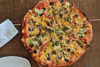 Pizza vegan mit verschiedenem Gemüse / snackconnection