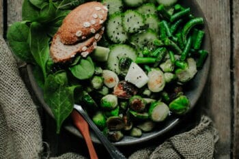 grüne Salat Gemüse Bowl mit Rosenkohl / snackconnection