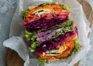 Sandwich mit buntem Gemüse / snackconnection