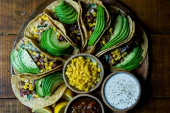 Tacos mit veganer Füllung und Avocado / snackconnection