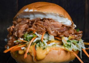 veganer Pulled Pork Burger mit Salat und Soße von Soulburger / snackconnection
