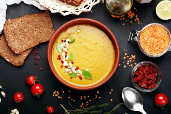 Suppe mit Brot und Gemüse / snackconnection