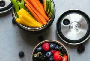 Gemüsesticks und Berren im Mehrwegbehälter / snackconnection