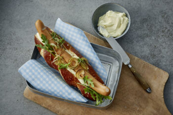 Brezel Hot Dog mit Camembert von Alpenhain / snackconnection