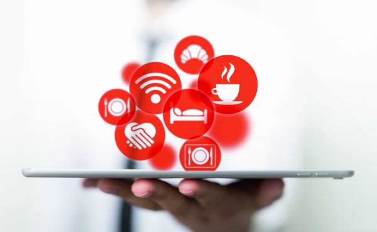 Tablet aus dem Icons hervorkommen in Zusammenhang mit Intergastra digital 2021 / snackconnection