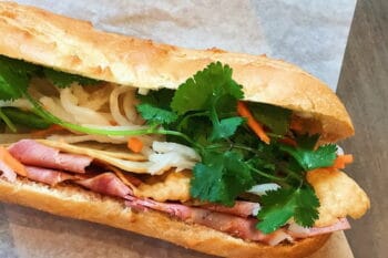 Vietnamesisches Sandwich mit Gemüse und Fleisch / snackconnection