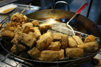 Stinky fried tofu at a Shanghai street food stall / snackconnection