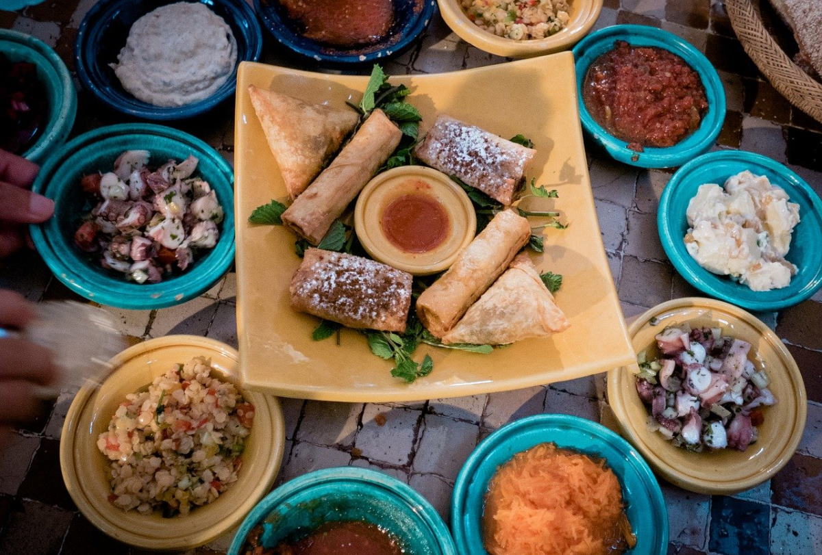 Verschiedene orientalische Gerichte als Mezze angerichtet / snackconnection