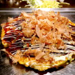 Japanischer Pfannkuchen Schinken und Soße / snackconnection