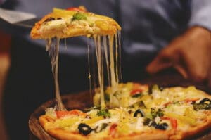 Pizza mit Käse, Gemüse / snackconnection