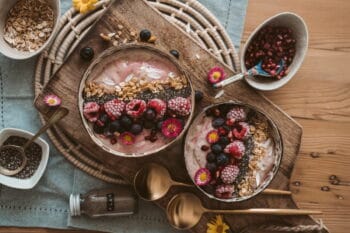 Smoothiebowls mit Toppings: Beeren, Superfoods / snackconnection