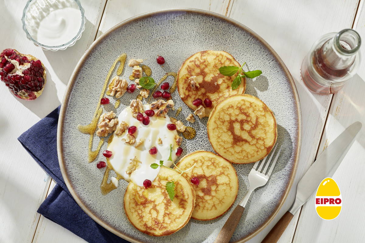 Rezept: Herzhafte Pancakes von Eipro mit leckerer Ziegenfrischkäsecreme und Granatapfelkernen als Topping.