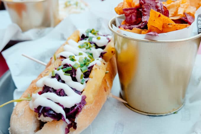 Veganes Hot Dog mit Rotkohl Salat