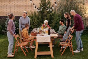 Familie Essen zusammen Garten | snackconnection