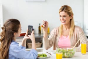 FRauen essen vegan Handy