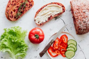 Sandwich Humus Gurke Tomate vegan