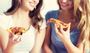 Frauen essen Pizza