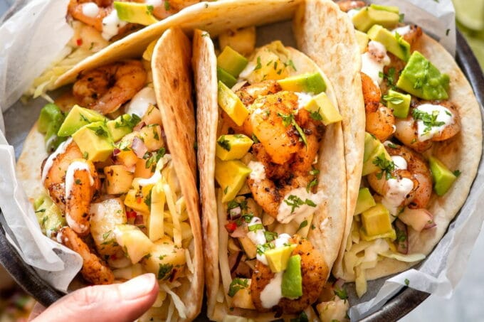 Kaum ein mexikanisches Gericht ist so bekannt, wie der Taco. Mit seiner harten Schale, die in beinahe jedem Großmarkt zu kaufen sind, ist der Taco ein Rezept, welches schnell und einfach zuzubereiten ist.