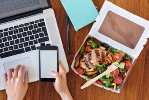 Lieferservice digitale Bestellung Handy Salat