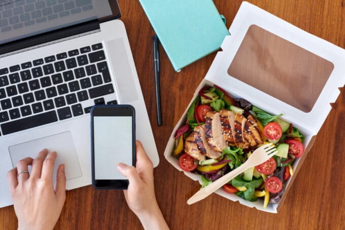 Lieferservice digitale Bestellung Handy Salat