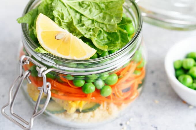 Rezept: Rezept für einen schnellen und frischen Salat im Glas mit Zuckerschoten, Möhren und Ei