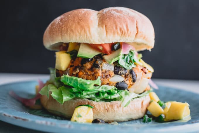 Veganer Burger mit Bohnen und Avocado