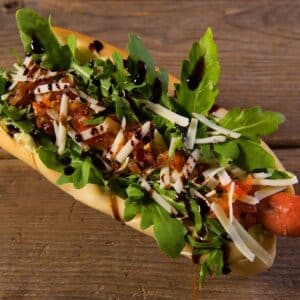 veganes Hot Dog mit Salat