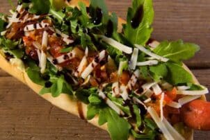 veganes Hot Dog mit Salat