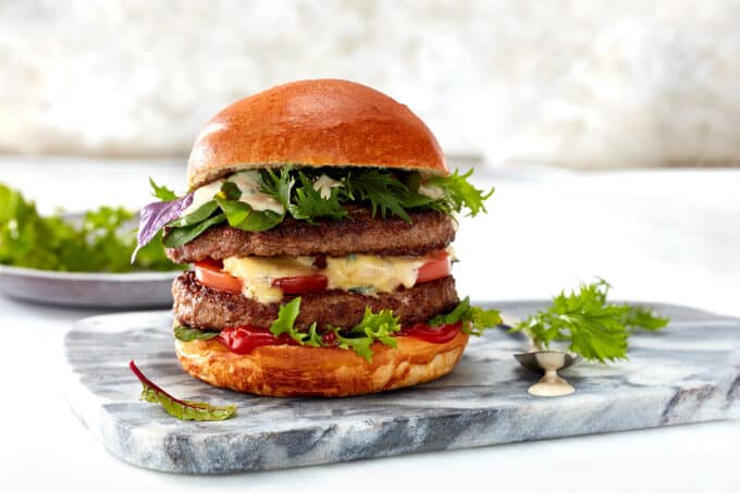Rezept: Leckerer Saftiger Burger mit doppeltem Angus-Burger-Pattie, Pflücksalat und Gouda-Käse.