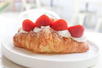 Croissant mit Sahne und Erdbeeren 