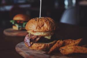 Burger mit Bacon und Ei