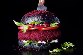 veggie Crumbz schwarzer Burger mit Roter Panade 