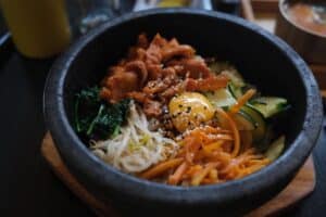 Bibimbap bowl mit Gemüse und Ei