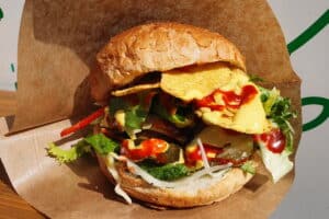 Veganer Burger mit Nachos