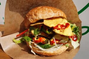 Veganer Burger mit Nachos