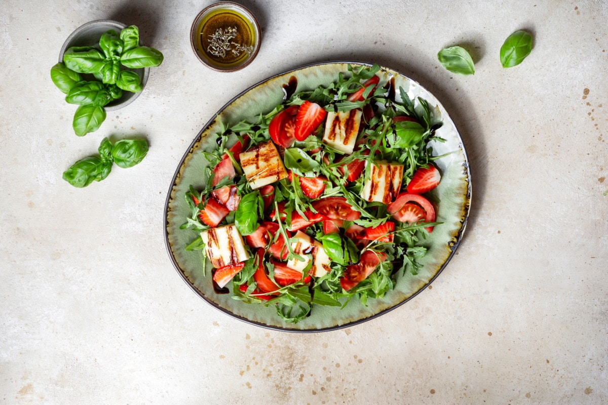 Salat mit Erdbeeren und Haloumi-Käse