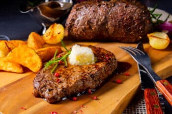 steak mit Butter und Kartoffelspalten 