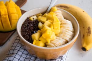 Porridge mit Banane, Schokolade und Mango