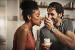Paar isst Müsli Bowl - Mindful snacking