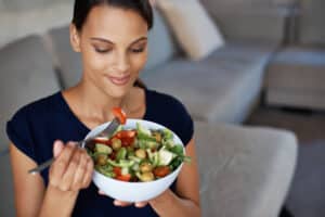 FRau isst Salat Bowl Mindful Snacking